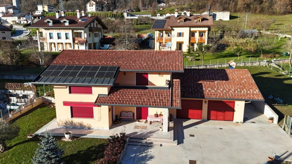 Villa di prestigio in vendita a San Gregorio nelle Alpi, vista aerea con impianto fotovoltaico e ampio piazzale
