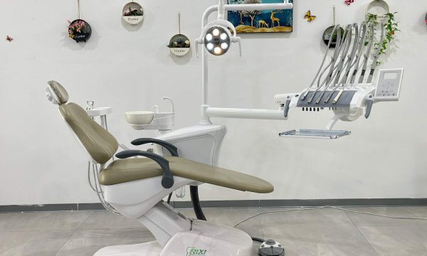 Dental treatment room with chair, delivery system and operating light