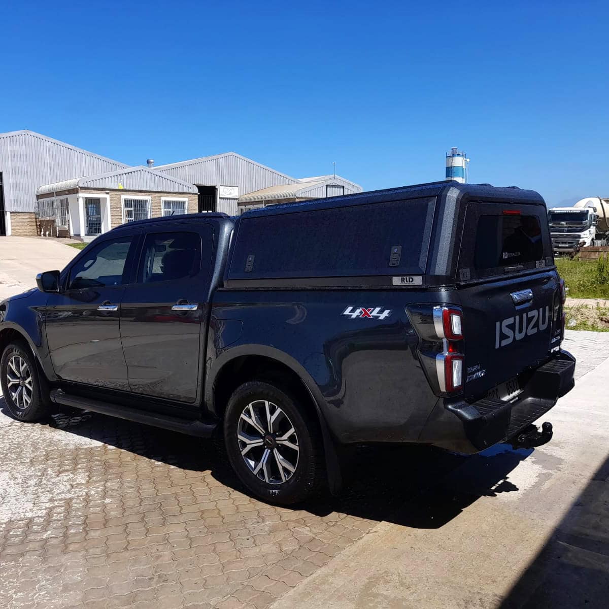 Durable stainless steel canopy for pickup trucks, custom-made for added protection and style. High-quality RLD design stainless steel canopies for Isuzu trucks.