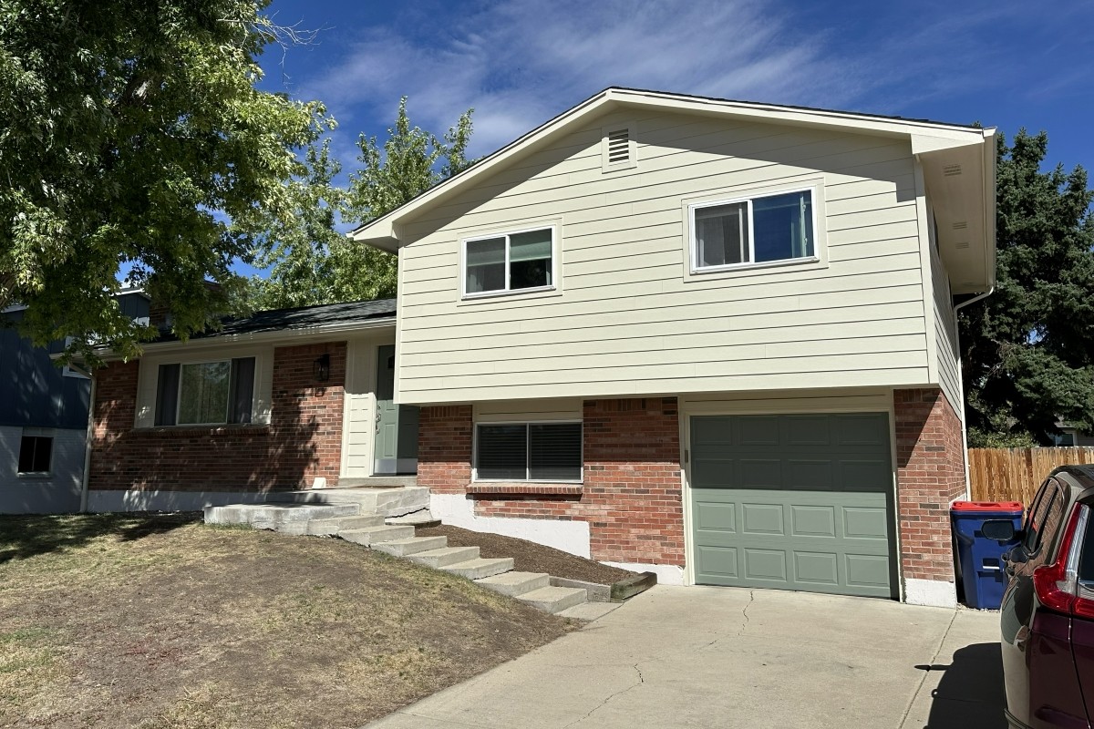 Navajo Beige James Hardie ColorPlus lap siding on a home in the Governors Ranch area of Littleton, Colorado