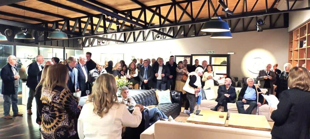 Reunión de Rotary Horneros con autoridades y socios en evento de cambio de mando.