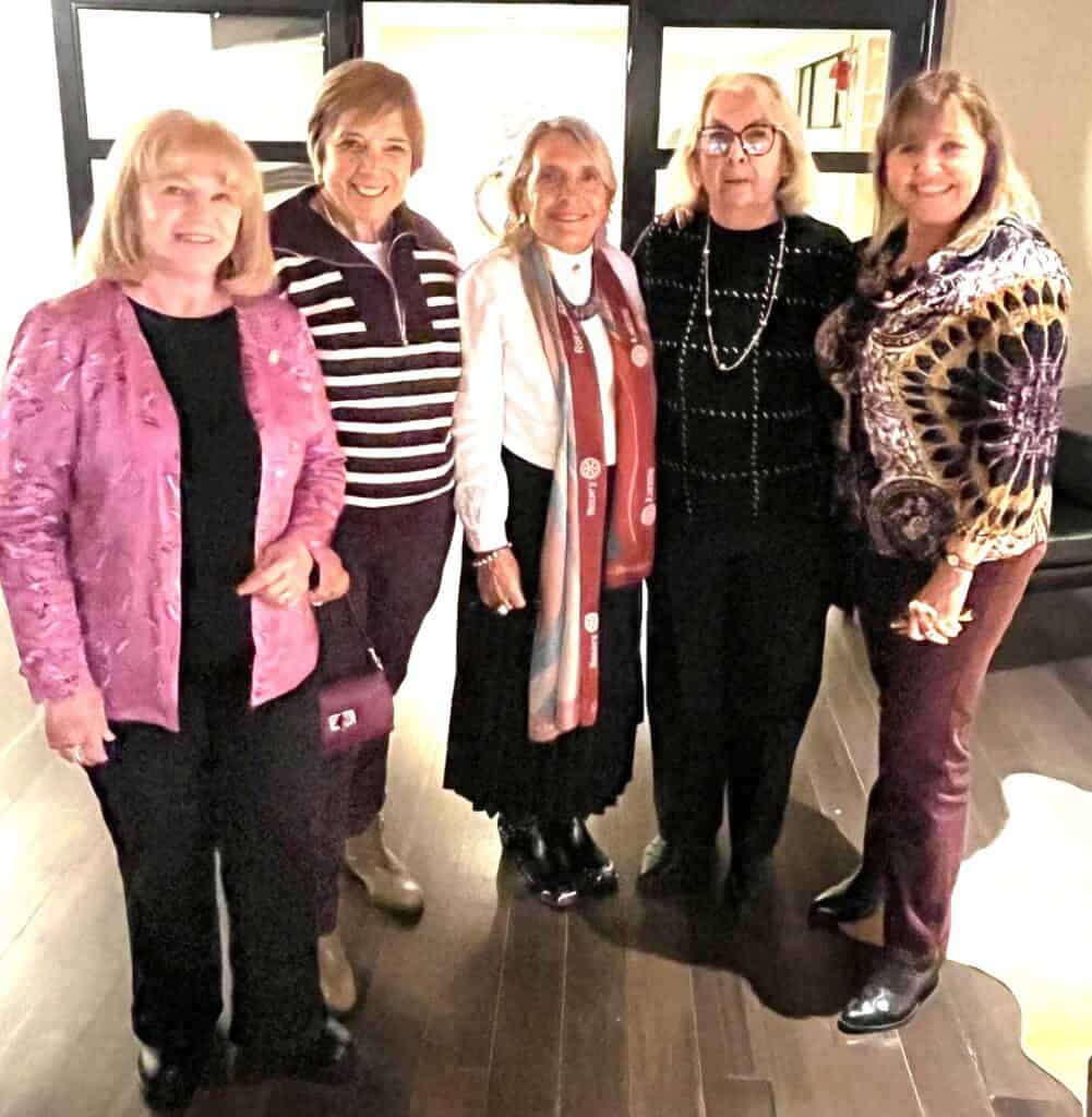 Grupo de mujeres en evento de Rotary Horneros en cambio de autoridades.