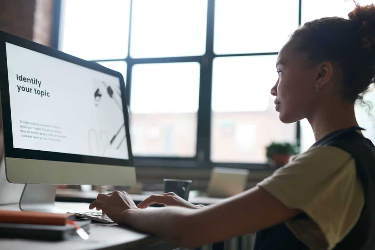 woman using computer Smart Student Finances