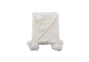 Ljus vit stickad mössa med pom-pom och skärp, perfekt för vintermode och varma accessorier.