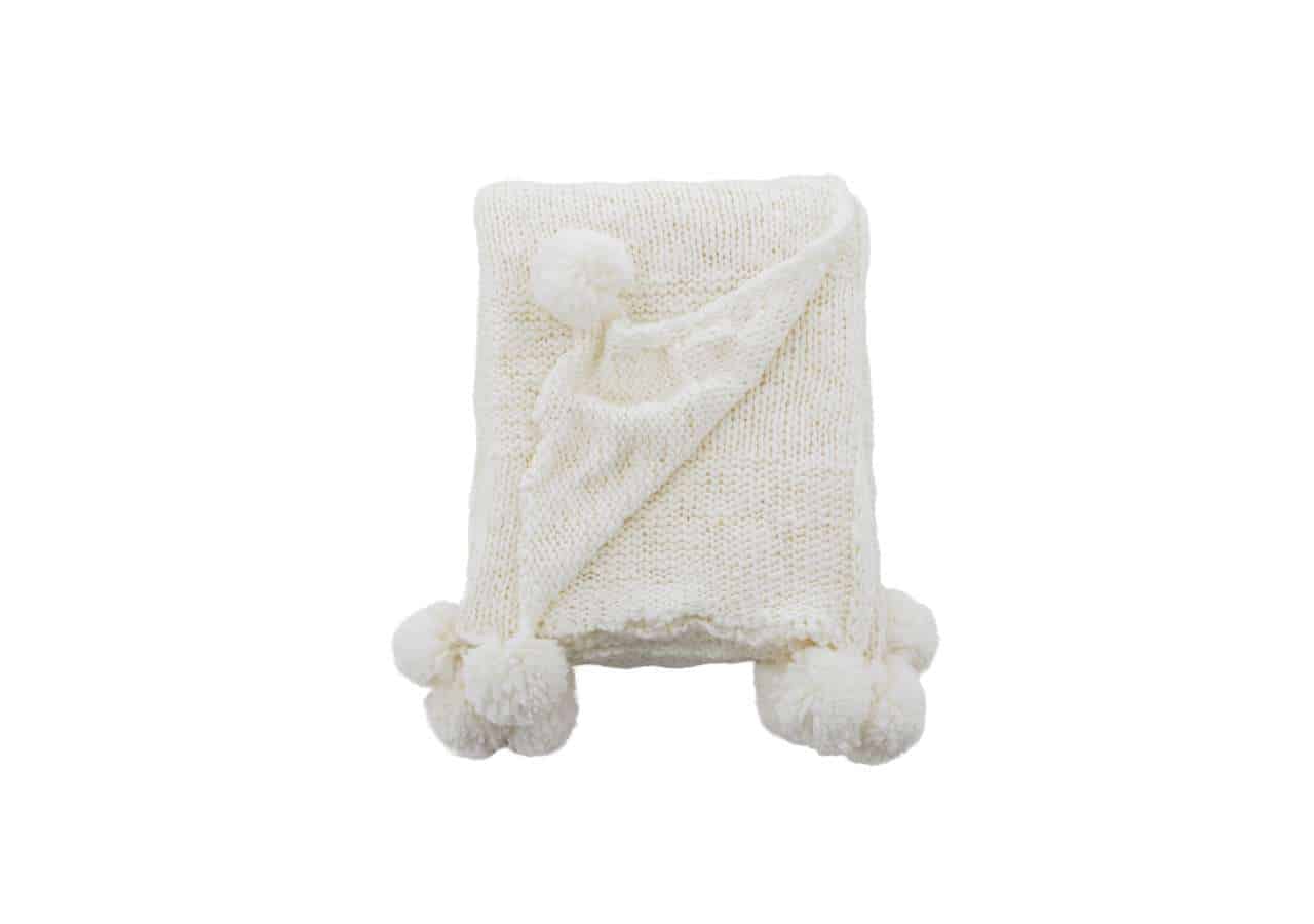 15943-201__02 Ljus vit stickad mössa med pom-pom och skärp, perfekt för vintermode och varma accessorier.