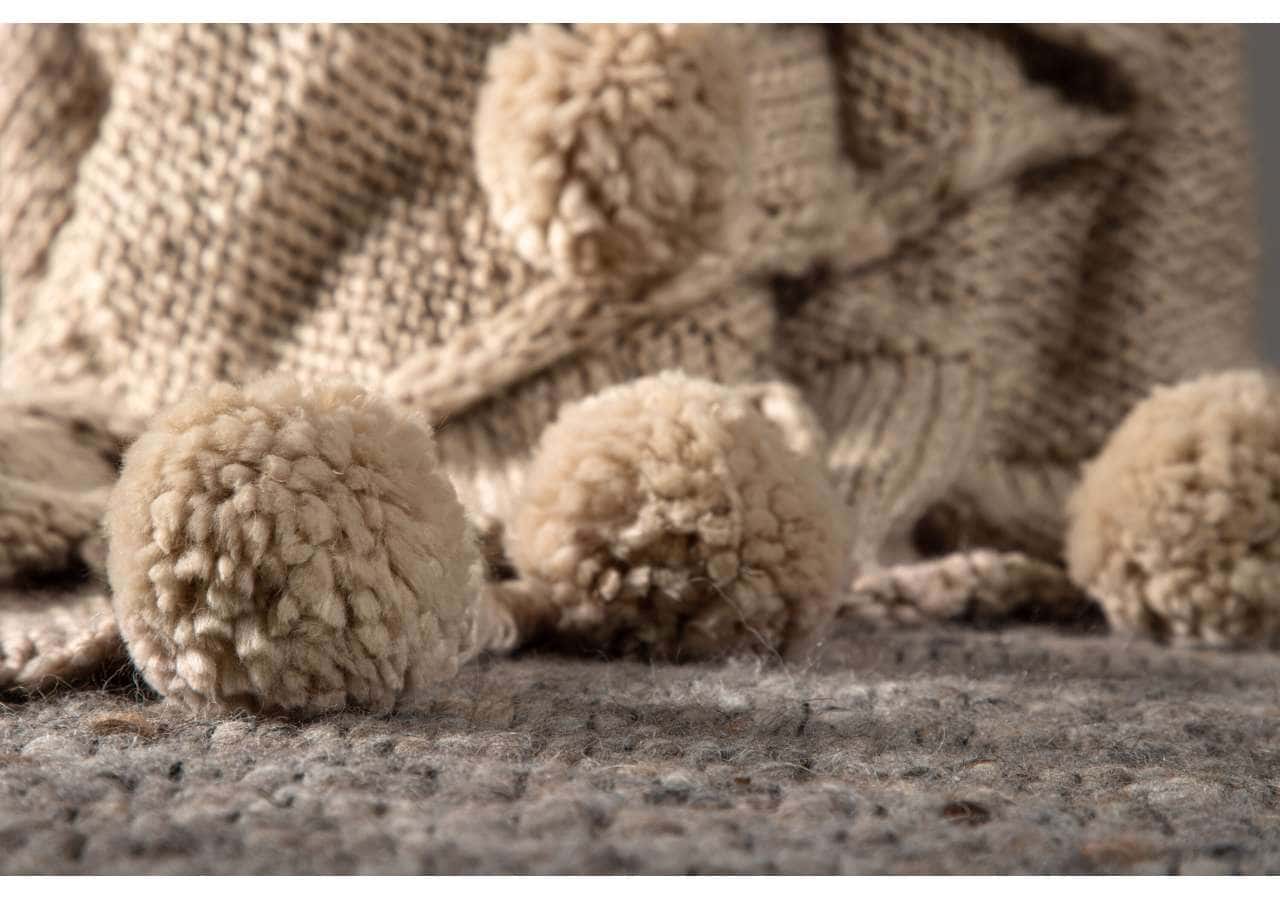 15943-202__006 Mjuka pom-pom-täcken och stickade detaljer för exklusiv sovkomfort.