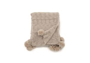 Mjukt pläd med pompomdetaljer, perfekt för sovrum och barnrum – Sängfabriken.