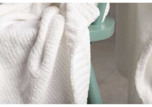 Mjuk och skön vit handduk, perfect för badrum och spa.
