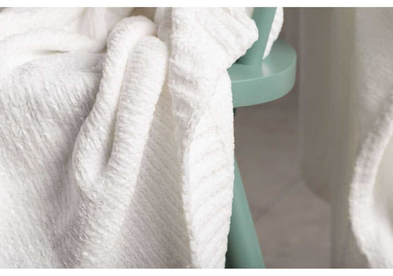 Mjuk och skön vit handduk, perfect för badrum och spa.