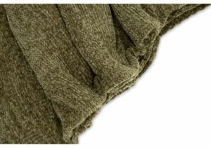 Mjuk, stickad filt i beige färg för hemtrevnad och komfort.