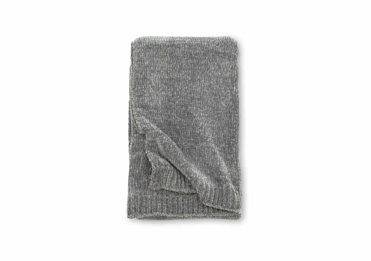 Mysig grå stickad handduk för badrum och spa, högkvalitativt och skön att använda.