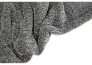Mjuk och mysig bäddtextil i grått, perfekt för sovrum eller loungemiljö.