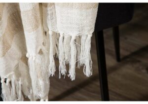 Mjukt filttäcke med fransar, högkvalitativ och elegant sängtextil från Sängfabriken.