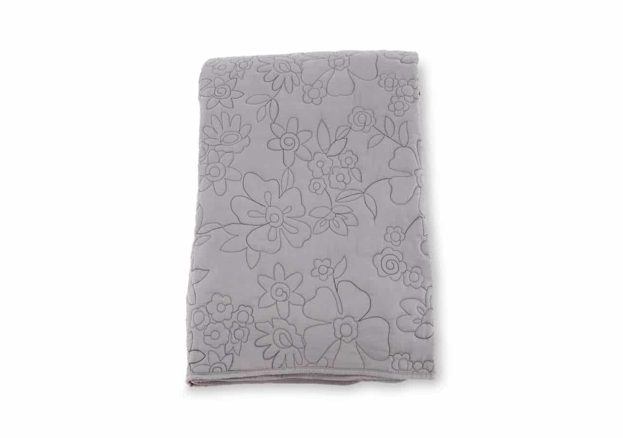 15996-505_1 Mjuk sänglakan med blomsterprint för komfort och stil.
