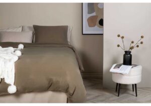 Elegant sovrum med beige sängkläder och moderna inredningsdetaljer – perfekt för en god natts sömn.