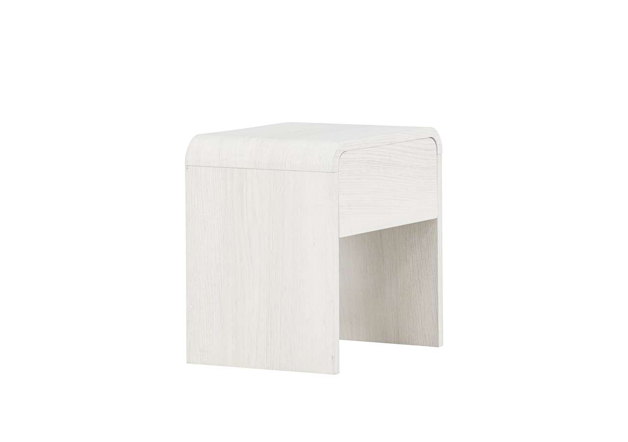 Enkel sängbord i vitt trädesign för moderna sovrum.