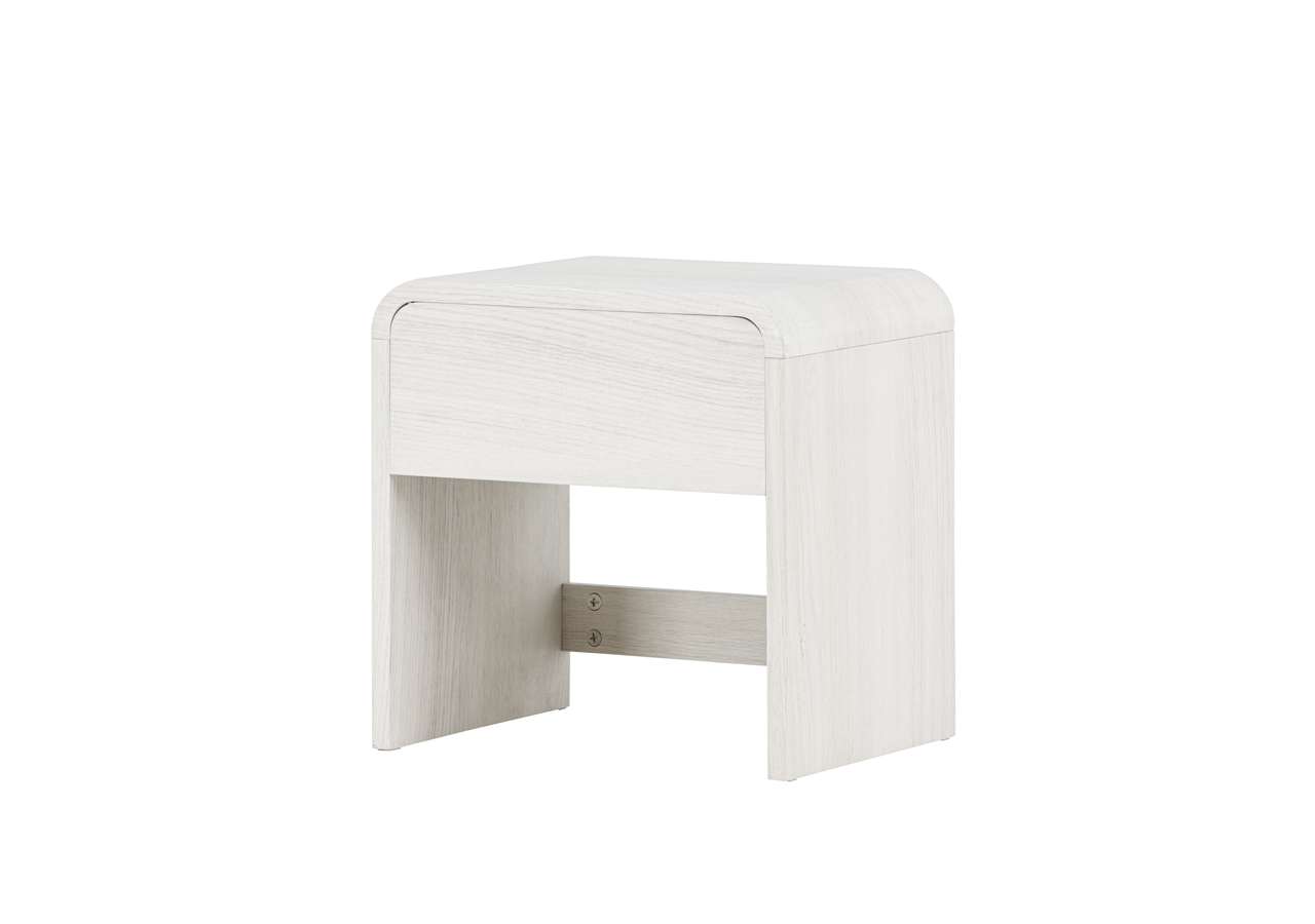 Sängbord i lantlig stil av vitlackad trä, perfekt för sovrummet.