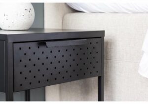 Modern svart sängkappas design med perforerad lucka, perfekt för moderna sovrum.
