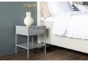 Elegant sängfabrik nattbord i minimalistisk design med förvaringsutrymme.