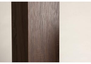 Mörk träpanel med graverade linjer för elegant sovrumsdesign.