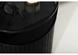 Enkel svart sängram med sängbädd och sängkläder i svart, modern design.