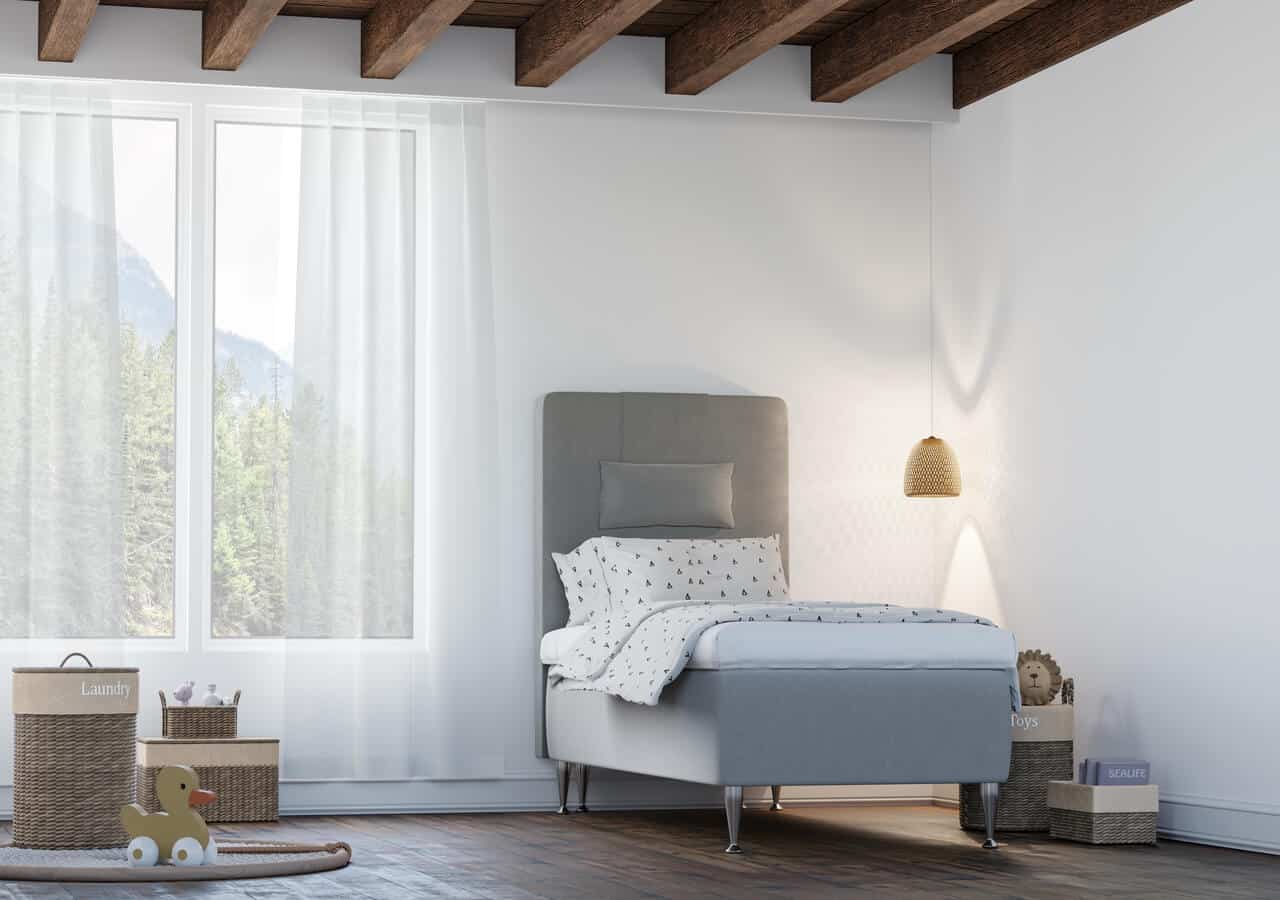 Naturia-Olbia-Barnsang-TIFFANY-GREY Läggdags i stilrent sovrum med säng från Sängfabriken, stort fönster och naturutsikt.