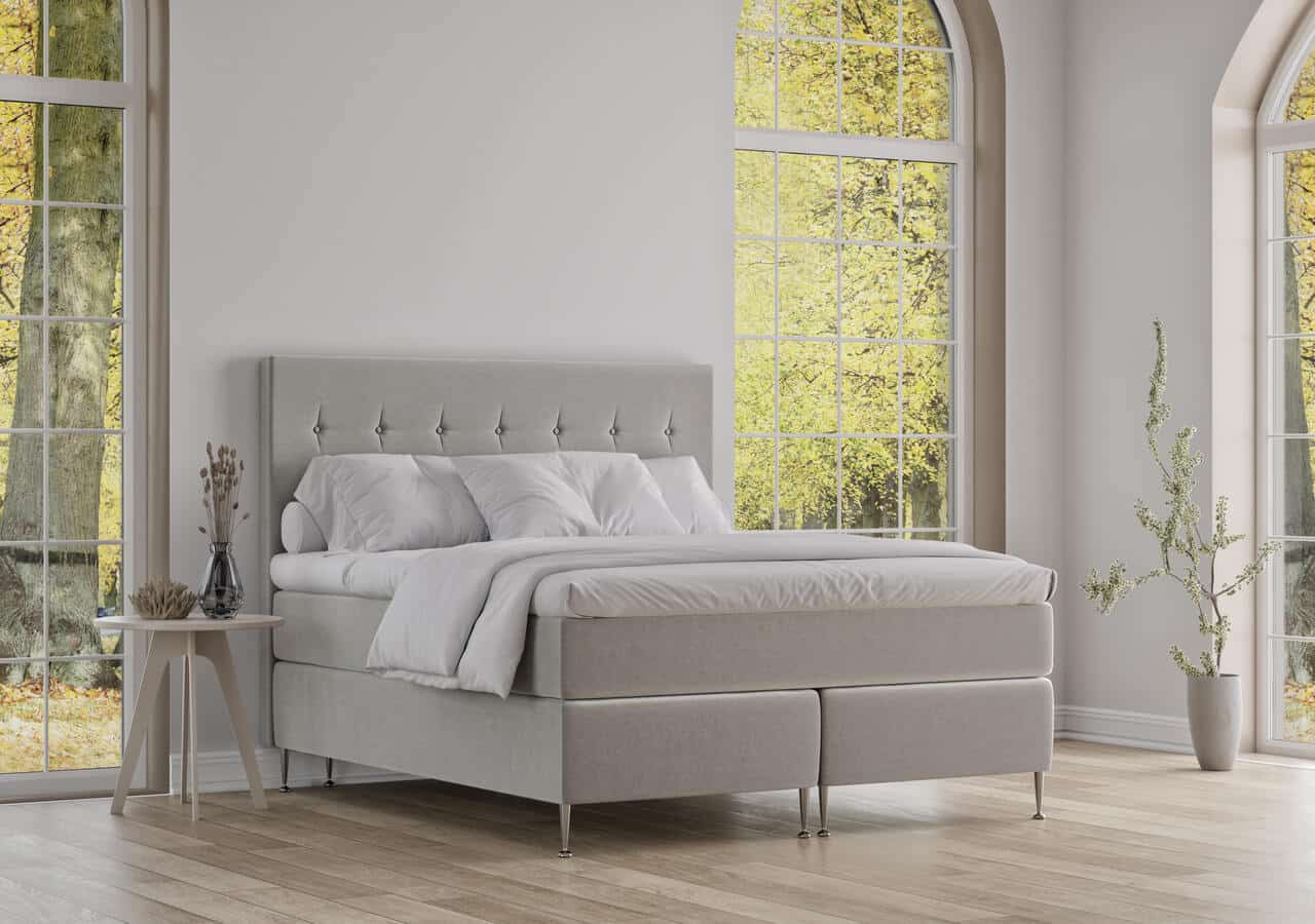 Elegant säng i ljusgrått tyg med hög komfort, perfekt för sovrum inrett med stil och kvalitet.