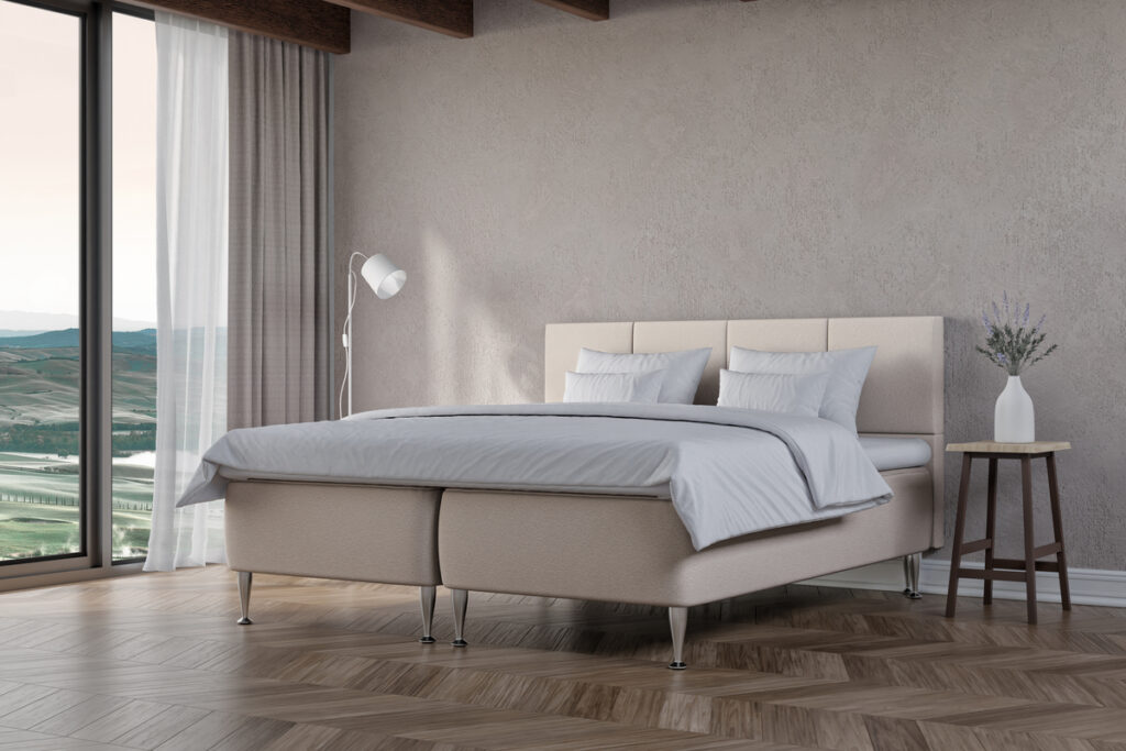 Maximalistisk säng i modern design med bekväma madrasser och stilrena detaljer.