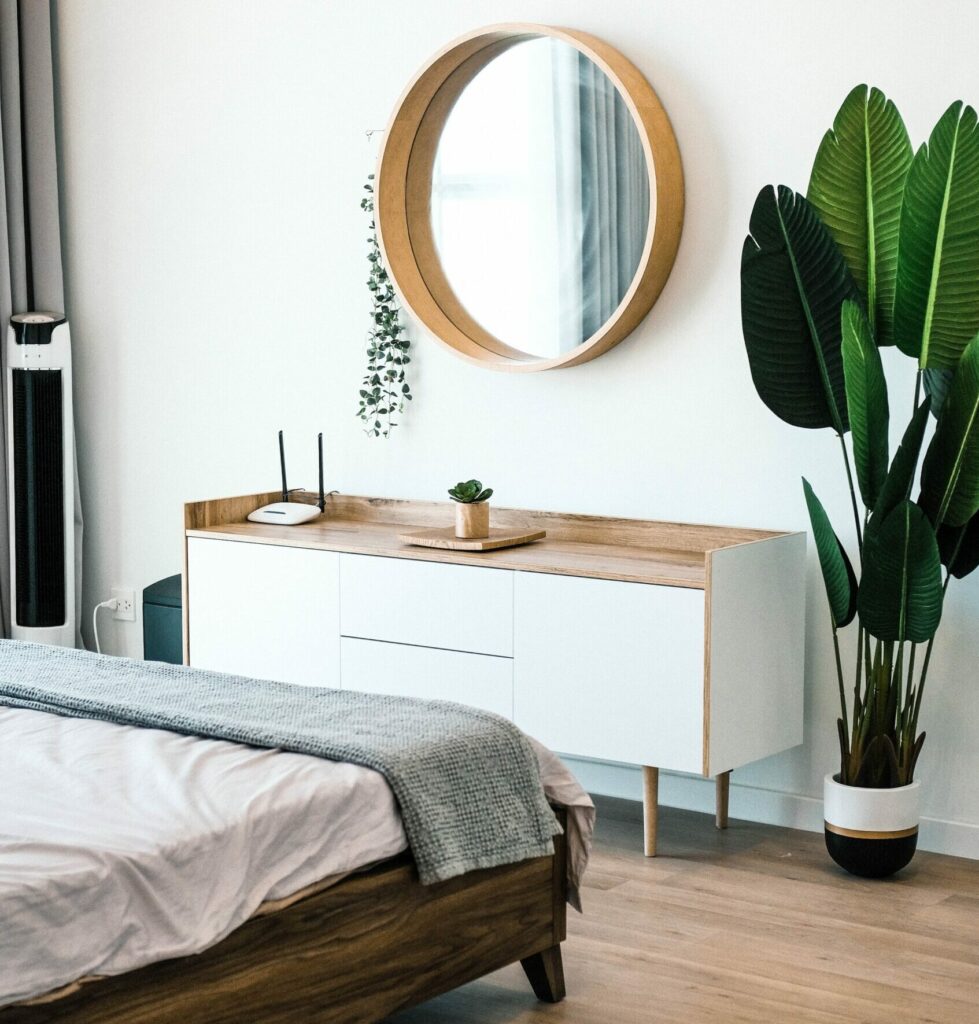 Kreativ sovrumsmöbel i trä med smart förvaring och modern design.