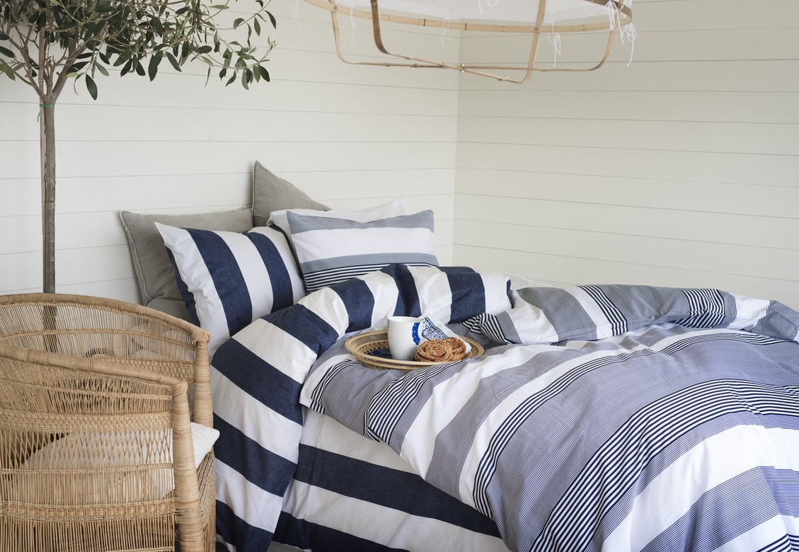 Bäddset i marinblå och vit randig design från Sängfabriken.