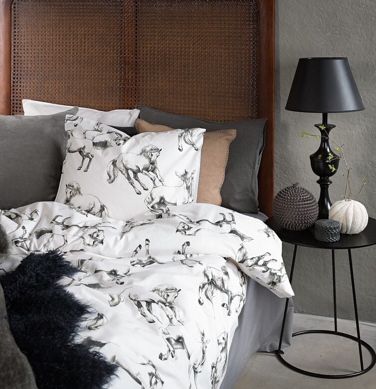 Elegant säng med hästmotiv i satäng, snygga sängkläder från Sängfabriken.