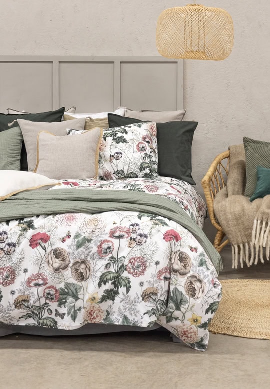 3506101-5 Lakan med blommönster och moderna kuddar i sovrummet från Sängfabriken.