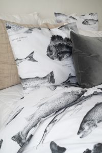 Detaljerad sängklädesset med fiskmotiv, perfekt för ett naturnära sovrum.