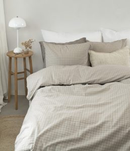 Mjukt sängkläder i beige med rutmönster för en skandinavisk stil.