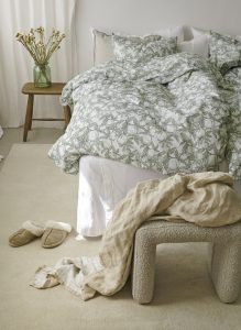 Lakan med blommönster och naturliga toner, för en romantisk sovrumskänsla.
