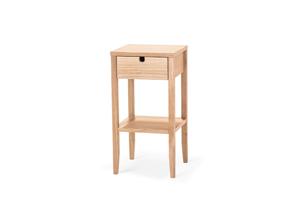 Naturlig trä sänggavel i skandinavisk design.