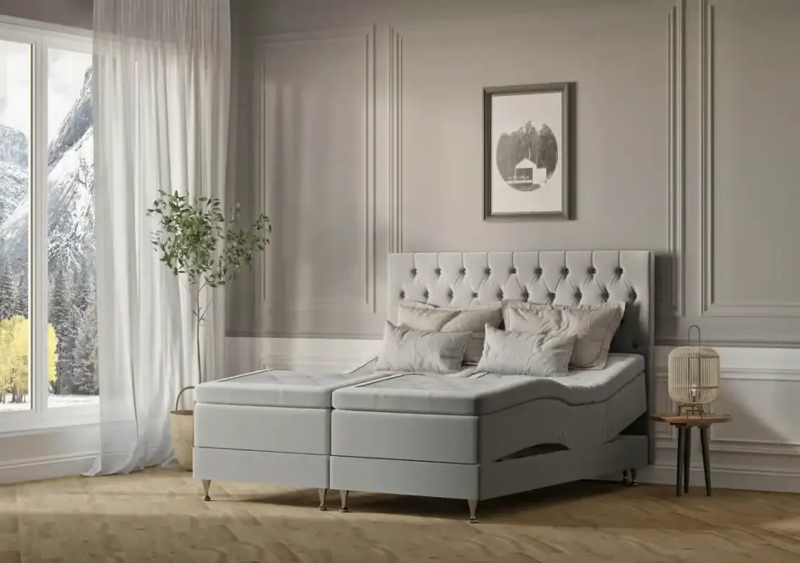 Elegant svart tygklädd säng med knoppar, i ett modernt sovrum.