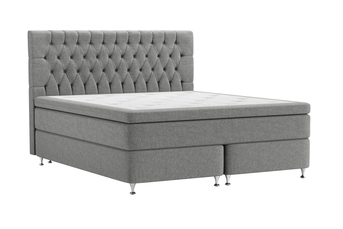 Säng med grått, tuftat huvudgavel och modern design.