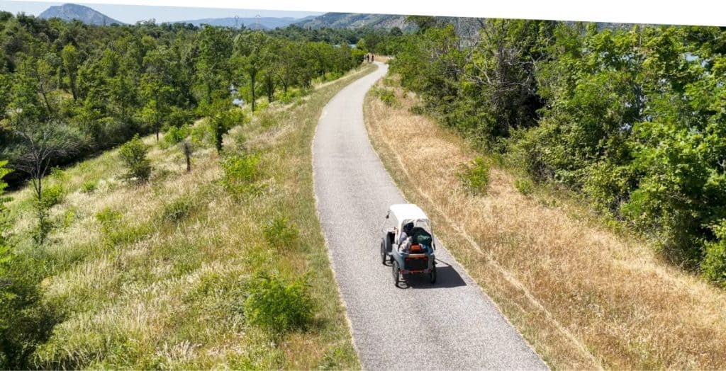 Le véhicule Bob en situation réelle de circulation sur une route de campagne goudronnée.