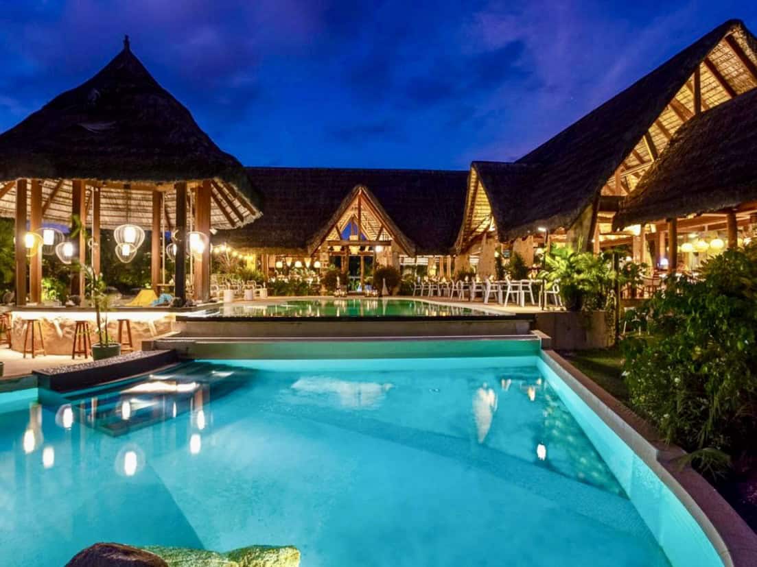 Les Lauriers Eco Hotel pool and tropical restaurant at Côte d’Or Praslin
