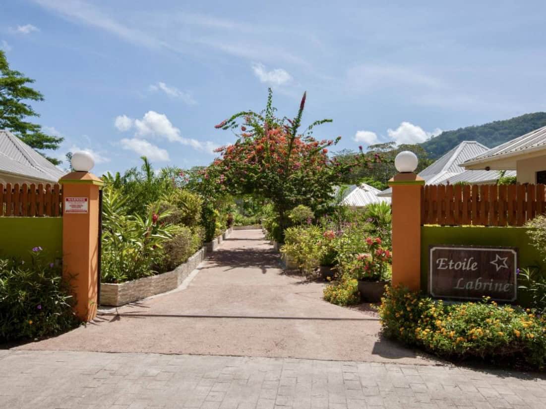 Étoile Labrine Guest House in a tropical garden at L’Union on La Digue