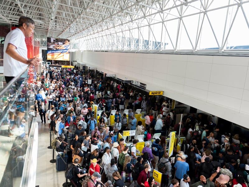 thailand helps stranded tourists middle east flight chaos