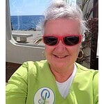 Sonia Ross w zielonym stroju na tle morza, promująca terapię Totalnej Biologii.