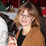 Sonia Ross podczas szkolenia Totalna Biologia, uśmiechnięta i pewna siebie.