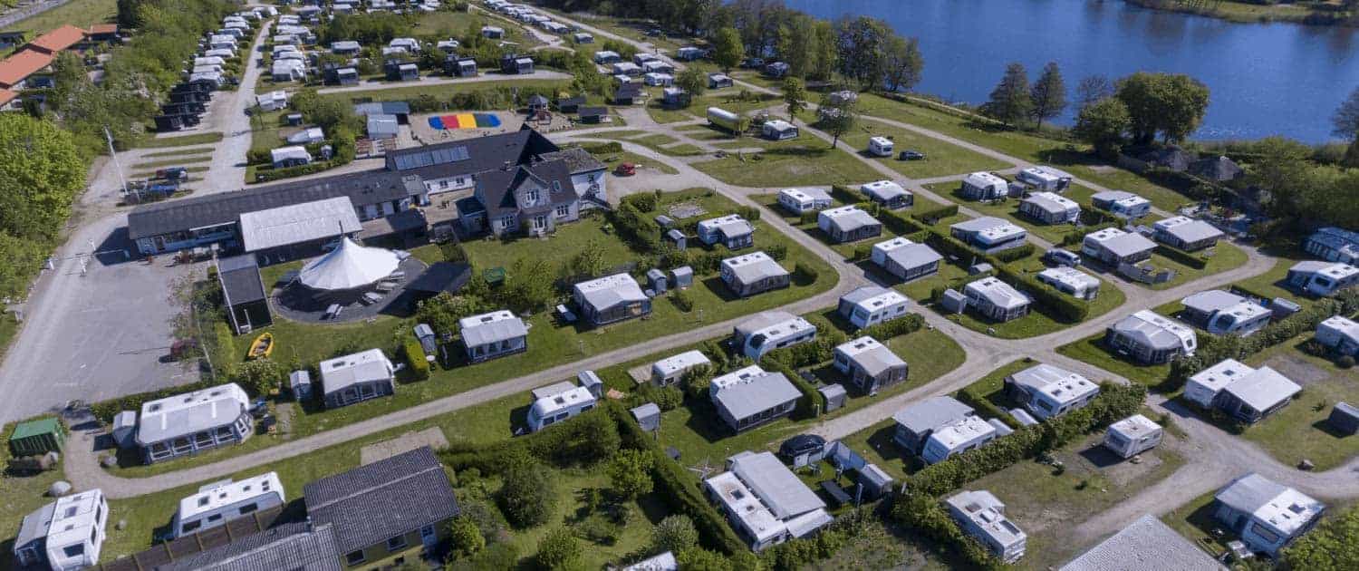 Dronefoto af campingpladsen