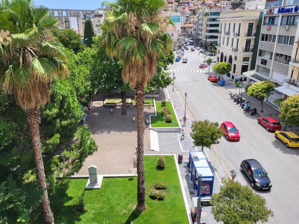 Castle View Deluxe Καβάλα – μπαλκόνι με τραπέζι πρωινού και θέα στην παλιά πόλη