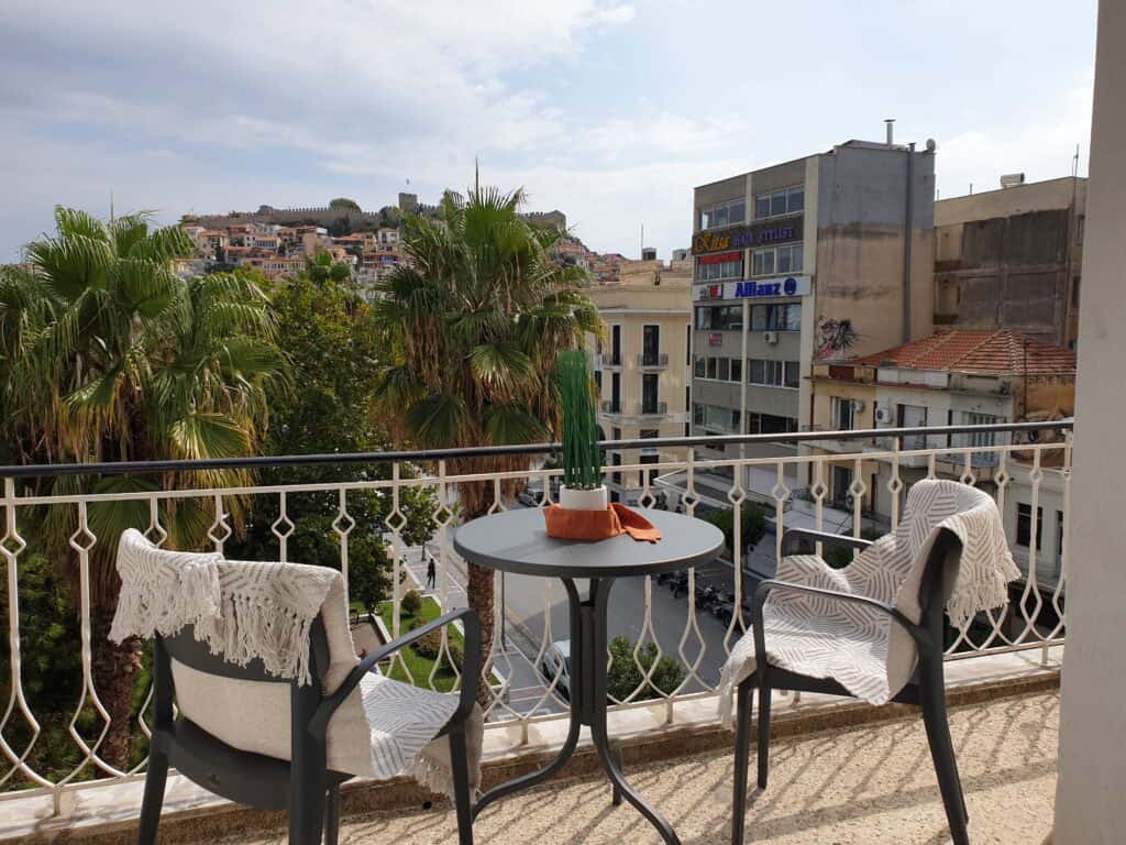Castle View Superior Καβάλα – μπαλκόνι με τραπέζι πρωινού και θέα στο κάστρο