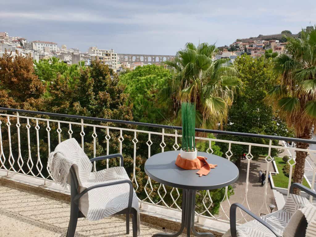 Castle View Superior Καβάλα – μπαλκόνι με καθιστικό και θέα στην παλιά πόλη