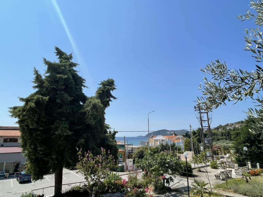 Θέα προς τη θάλασσα και την περιοχή γύρω από το κατάλυμα