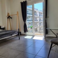 Στίγμα: Εσωτερικό δωμάτιο Kavala Stay με μπαλκόνι και όμορφη θέα, άνετο και ευρύχωρο, ιδανικό για επισκέπτες που επιδιώκουν άνεση και ευκολία στην Καβάλα. Άνετο σαλόνι στο Castle View Studio στην Καβάλα με σύγχρονη διακόσμηση μπαλκόνι και θέα στην πολη ιδανικό για διακοπές στη Καβάλα.
